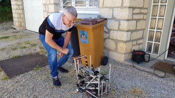 François checking the robot
